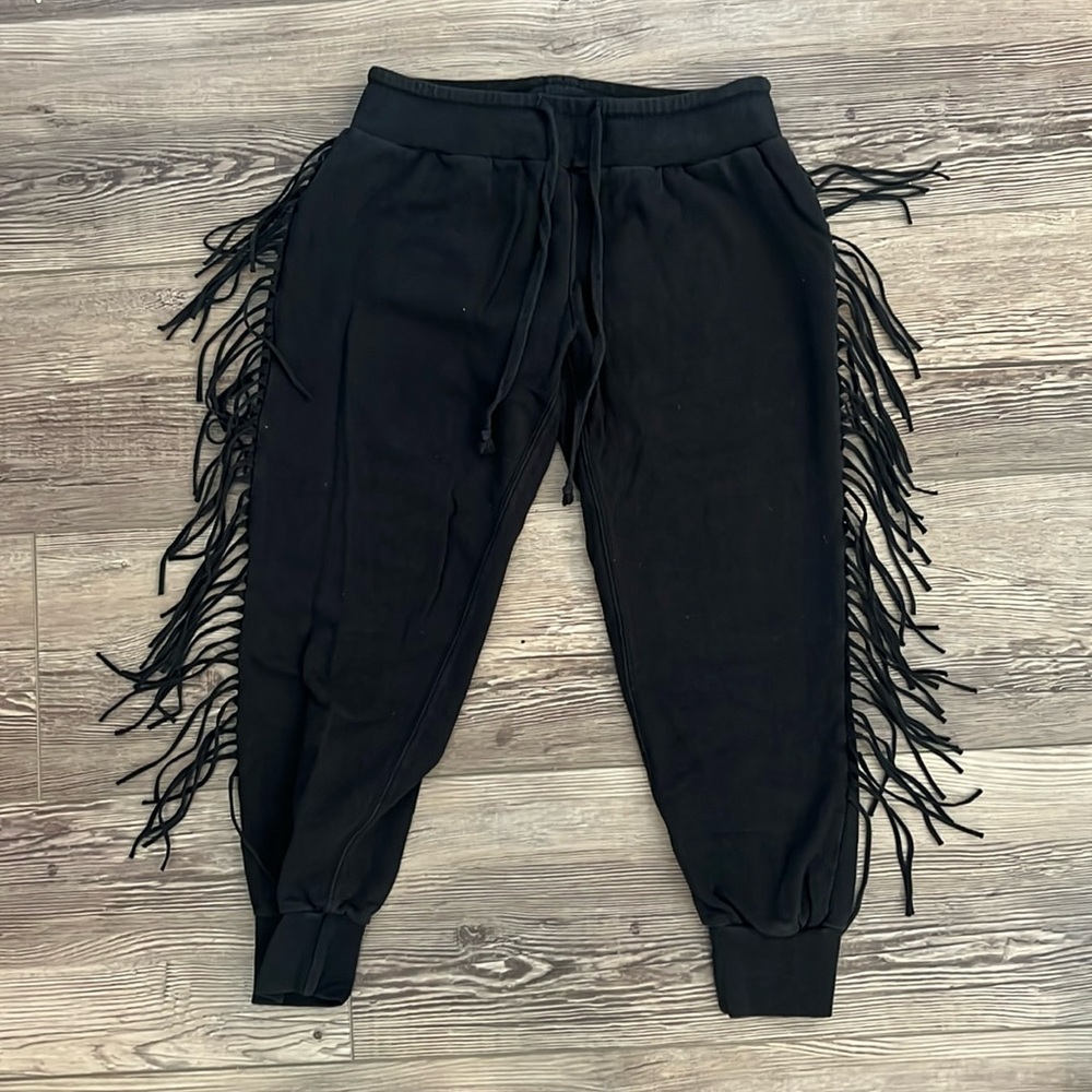 Amuse society black fringe cropped low rise sweatpants size medium